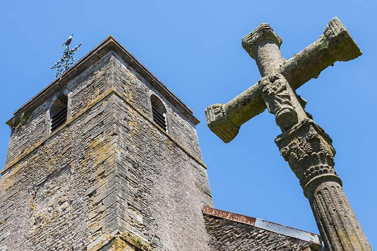 Vue du clocher porche et croix sculptée dans l'ancien cimetière © Jérôme Mongreville / Région Bourgogne-Franche-Comté, Inventaire du patrimoine - 2016
