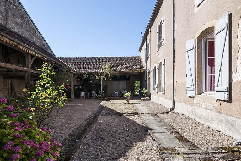 La cour, façade est. © Jérôme Mongreville / Région Bourgogne-Franche-Comté, Inventaire du patrimoine - 2016 La cour, façade est. © Jérôme Mongreville / Région Bourgogne-Franche-Comté, Inventaire du patrimoine - 2016