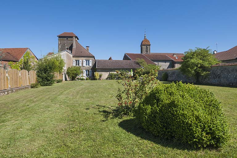 Jardin, au sud de la demeure. © Jérôme Mongreville / Région Bourgogne-Franche-Comté, Inventaire du patrimoine - 2016 Jardin, au sud de la demeure. © Jérôme Mongreville / Région Bourgogne-Franche-Comté, Inventaire du patrimoine - 2016