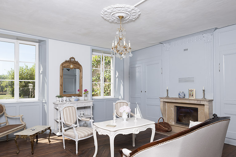 Le salon, partie est. © Jérôme Mongreville / Région Bourgogne-Franche-Comté, Inventaire du patrimoine - 2016 Le salon, partie est. © Jérôme Mongreville / Région Bourgogne-Franche-Comté, Inventaire du patrimoine - 2016