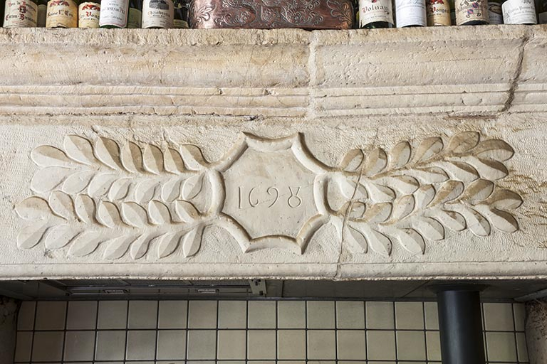 Détail du linteau de la cheminée. © Jérôme Mongreville / Région Bourgogne-Franche-Comté, Inventaire du patrimoine - 2016 Détail du linteau de la cheminée. © Jérôme Mongreville / Région Bourgogne-Franche-Comté, Inventaire du patrimoine - 2016