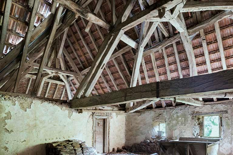 Vue de la charpente du grenier de la chapelle © Sonia Dourlot / Région Bourgogne-Franche-Comté, Inventaire du patrimoine - 2016 Vue de la charpente du grenier de la chapelle © Sonia Dourlot / Région Bourgogne-Franche-Comté, Inventaire du patrimoine - 2016