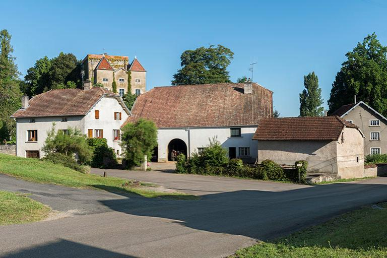 Vue de la Grande rue, le château, une ferme et l'huilerie © Sonia Dourlot / Région Bourgogne-Franche-Comté, Inventaire du patrimoine - 2016 Vue de la Grande rue, le château, une ferme et l'huilerie © Sonia Dourlot / Région Bourgogne-Franche-Comté, Inventaire du patrimoine - 2016