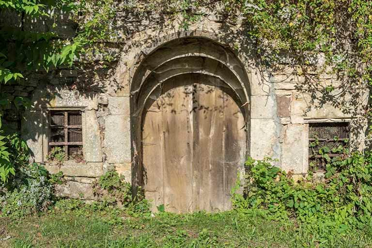 Entrée de cave sur rue © Sonia Dourlot / Région Bourgogne-Franche-Comté, Inventaire du patrimoine - 2016 Entrée de cave sur rue © Sonia Dourlot / Région Bourgogne-Franche-Comté, Inventaire du patrimoine - 2016