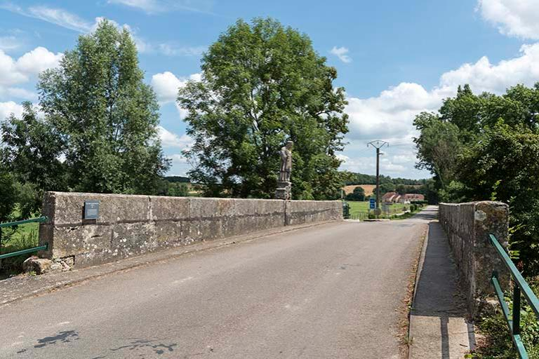 Vue d'ensemble du pont et de la statue © Sonia Dourlot / Région Bourgogne-Franche-Comté, Inventaire du patrimoine - 2016 Vue d'ensemble du pont et de la statue © Sonia Dourlot / Région Bourgogne-Franche-Comté, Inventaire du patrimoine - 2016