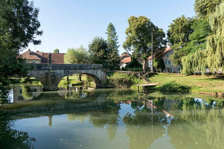 Vue d'ensemble du pont et de la statue de dos © Sonia Dourlot / Région Bourgogne-Franche-Comté, Inventaire du patrimoine - 2016 Vue d'ensemble du pont et de la statue de dos © Sonia Dourlot / Région Bourgogne-Franche-Comté, Inventaire du patrimoine - 2016