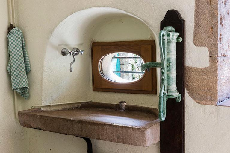 Evier de la cuisine © Sonia Dourlot / Région Bourgogne-Franche-Comté, Inventaire du patrimoine - 2016 Evier de la cuisine © Sonia Dourlot / Région Bourgogne-Franche-Comté, Inventaire du patrimoine - 2016