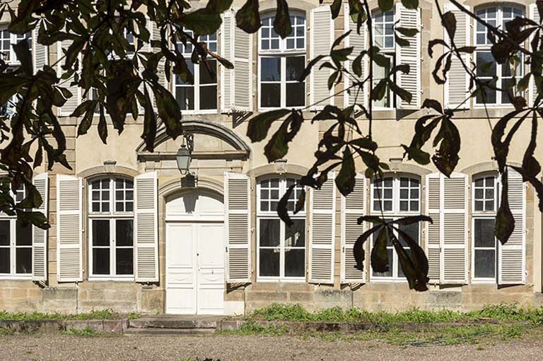 Façade antérieure : vue rapprochée. © Sonia Dourlot / Région Bourgogne-Franche-Comté, Inventaire du patrimoine - 2016