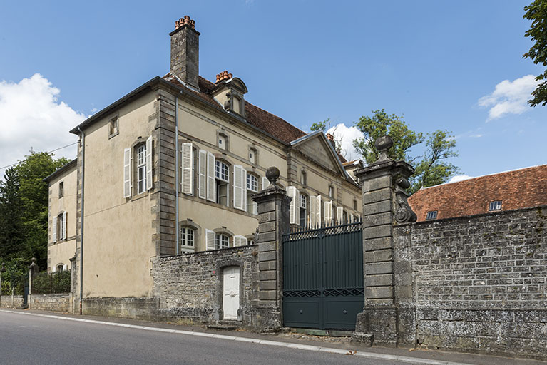 La façade antérieure vue de trois-quart de la rue, du sud. © Sonia Dourlot / Région Bourgogne-Franche-Comté, Inventaire du patrimoine - 2016