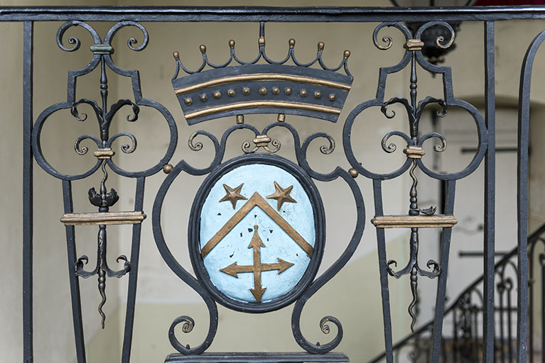 Blason des Simonet sur la rampe d'appui en ferronnerie de l'escalier, à l'étage. © Sonia Dourlot / Région Bourgogne-Franche-Comté, Inventaire du patrimoine - 2016