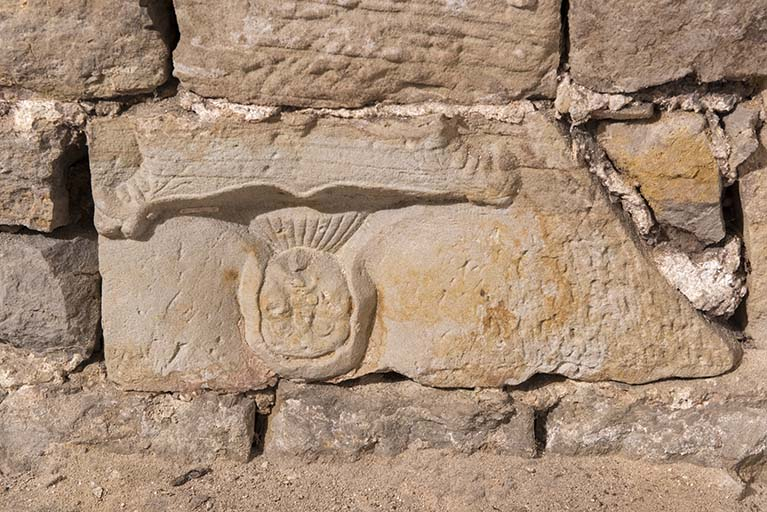 Element de bas-relief en remploi dans le sous-sol. © Sonia Dourlot / Région Bourgogne-Franche-Comté, Inventaire du patrimoine - 2016