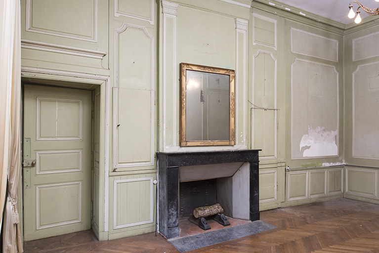 Rez-de-chaussée : deuxième pièce à gauche de l'entrée, dans l'angle sud.  © Sonia Dourlot / Région Bourgogne-Franche-Comté, Inventaire du patrimoine - 2016