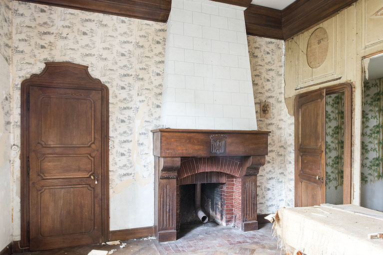 Rez-de-chaussée : pièce le long de la rue, au sud.  © Sonia Dourlot / Région Bourgogne-Franche-Comté, Inventaire du patrimoine - 2016