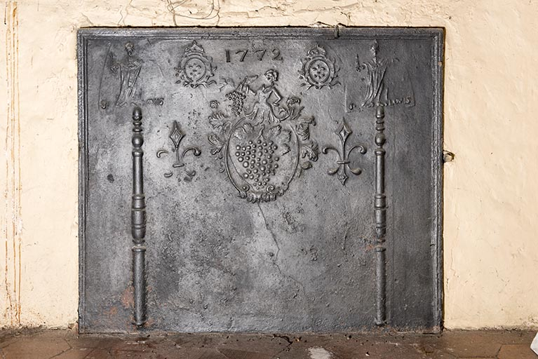 A l'étage : seconde pièce à gauche depuis l'escalier. (angle sud) Plaque de cheminée. (1772) © Sonia Dourlot / Région Bourgogne-Franche-Comté, Inventaire du patrimoine - 2016