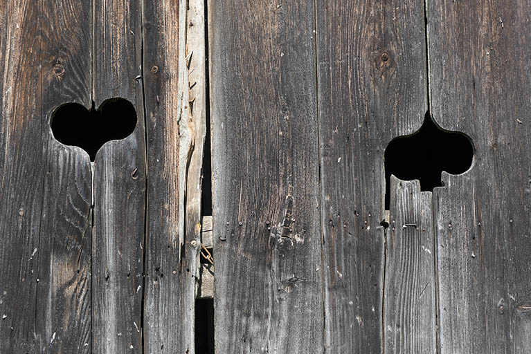 Détail de porte de grange d'une ferme chemin de Seroux. Décor en motif de coeur. © Sonia Dourlot / Région Bourgogne-Franche-Comté, Inventaire du patrimoine - 2016