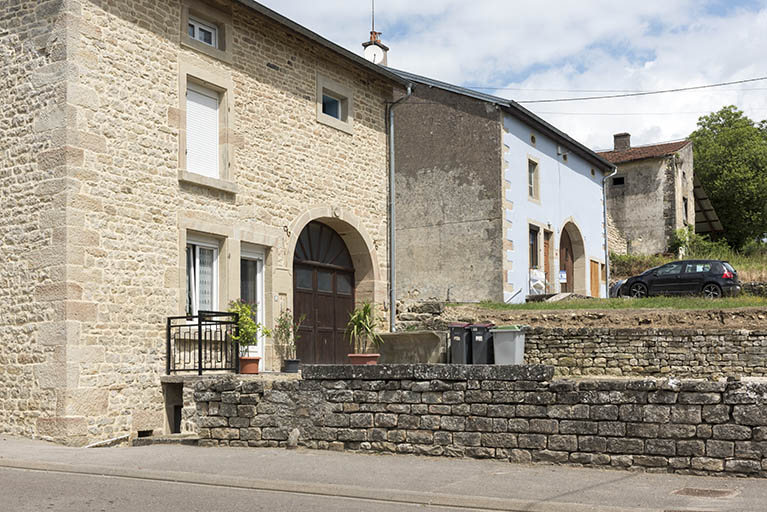 Alignement des fermes chemin de Seroux, vu de la rue des Vosges. © Sonia Dourlot / Région Bourgogne-Franche-Comté, Inventaire du patrimoine - 2016