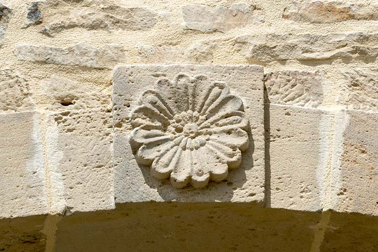 Détail sculpté sur la porte de grange : rosace. © Sonia Dourlot / Région Bourgogne-Franche-Comté, Inventaire du patrimoine - 2016