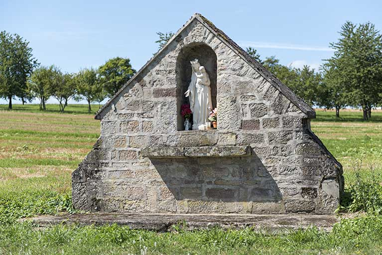 Edicule à la sortie du village en direction de Montcourt le long de la D447. © Sonia Dourlot / Région Bourgogne-Franche-Comté, Inventaire du patrimoine - 2016