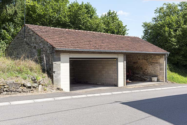 Ancienne fontaine-abreuvoir réaffecté à usage de hangar, rue des Marronniers. © Sonia Dourlot / Région Bourgogne-Franche-Comté, Inventaire du patrimoine - 2016