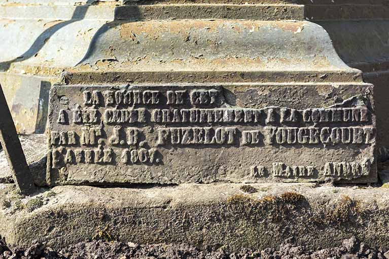 Fontaine du centre surmontée d'une urne elle-même surmontée d'un buste de Marianne ou la République française. Détail de l'inscription du socle. © Sonia Dourlot / Région Bourgogne-Franche-Comté, Inventaire du patrimoine - 2016
