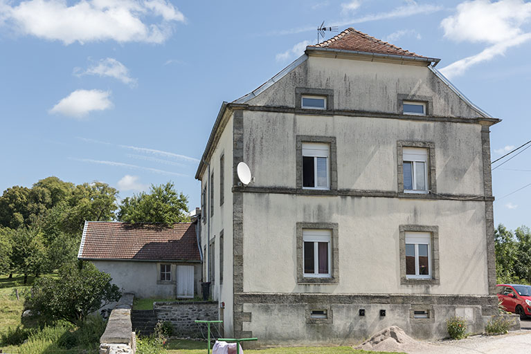 Maison d'école. Vue du pignon ouest et, au second plan, de la chambre de four.  © Sonia Dourlot / Région Bourgogne-Franche-Comté, Inventaire du patrimoine - 2016