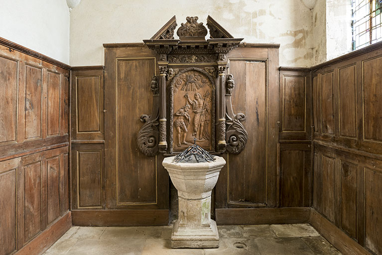 Fonts baptismaux et lambris de demi-revêtement : vue de face. © Sonia Dourlot / Région Bourgogne-Franche-Comté, Inventaire du patrimoine - 2016