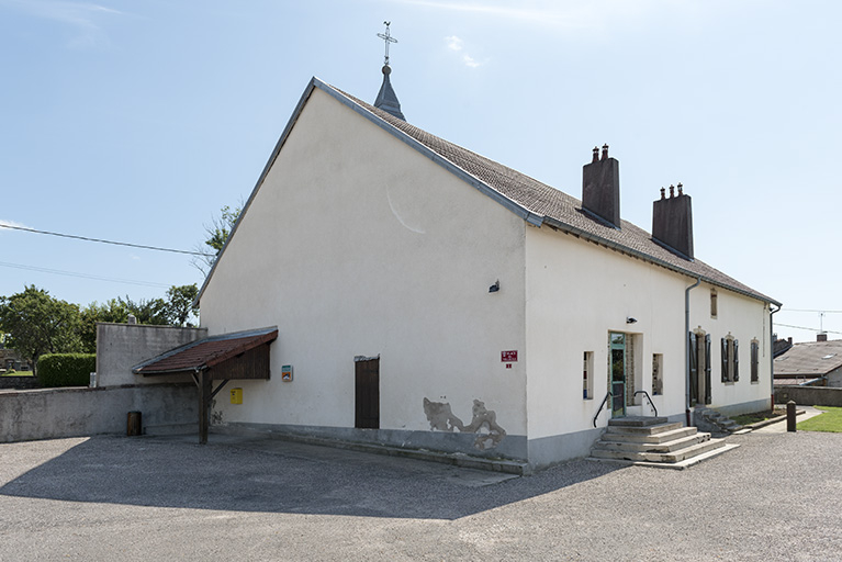 Mairie vue de trois-quart de la façade postérieure. © Sonia Dourlot / Région Bourgogne-Franche-Comté, Inventaire du patrimoine - 2016