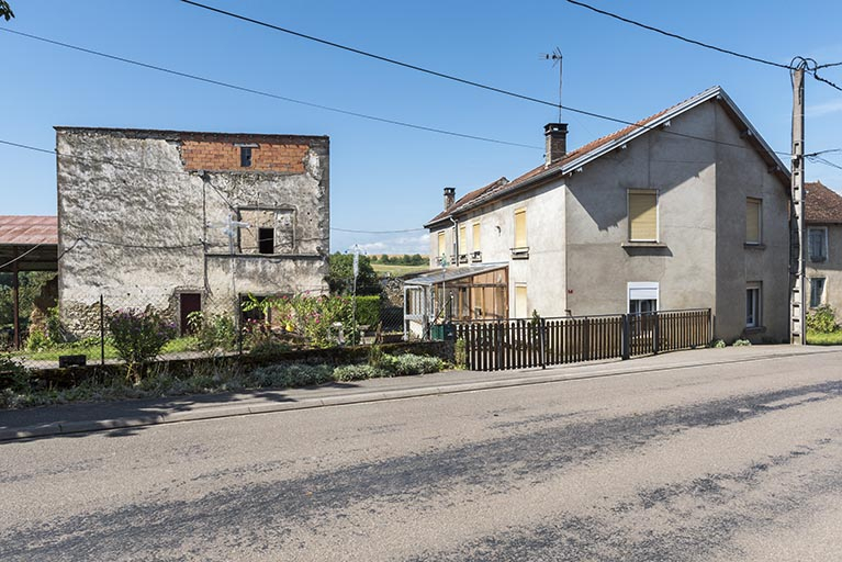 Vue d'ensemble depuis la rue des Vosges au nord-est.  © Sonia Dourlot / Région Bourgogne-Franche-Comté, Inventaire du patrimoine - 2016