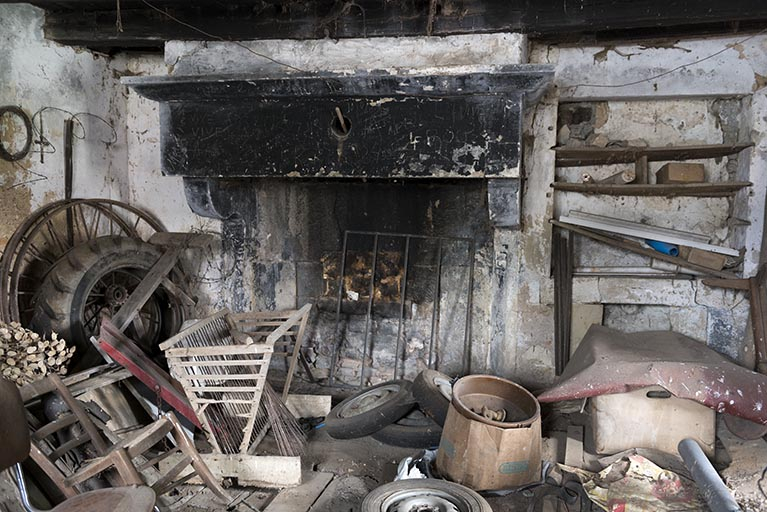 Vue intérieure du rez-de-chaussée de la maison à l'angle des rue des Vosges et rue du moulin : cheminée adossée et potager.  © Sonia Dourlot / Région Bourgogne-Franche-Comté, Inventaire du patrimoine - 2016