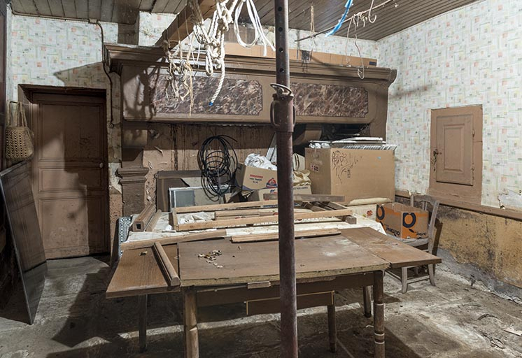 Rez-de-chaussée de la maison en fond de cour, sud-ouest. Cheminée adosséee. © Sonia Dourlot / Région Bourgogne-Franche-Comté, Inventaire du patrimoine - 2016