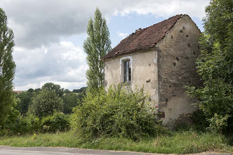 Maison à l'angle de la rue des Vosges et de la rue du moulin. Vue de trois-quart nord-est. © Sonia Dourlot / Région Bourgogne-Franche-Comté, Inventaire du patrimoine - 2016