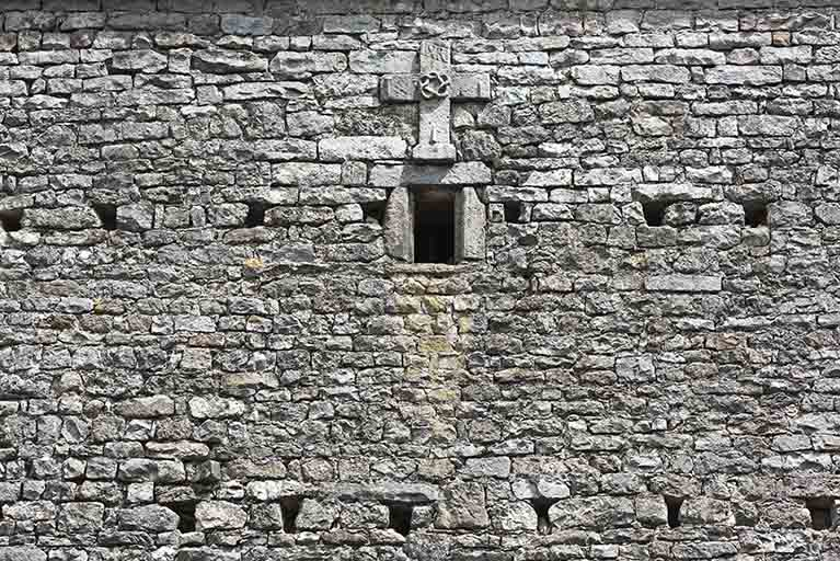 Croix sous la demi-croupe du mur pignon 16 rue des Vosges. © Sonia Dourlot / Région Bourgogne-Franche-Comté, Inventaire du patrimoine - 2016