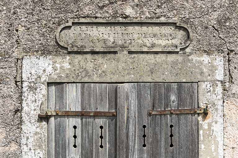 Détail d'inscription de fondation et date portée : 1839. © Sonia Dourlot / Région Bourgogne-Franche-Comté, Inventaire du patrimoine - 2016