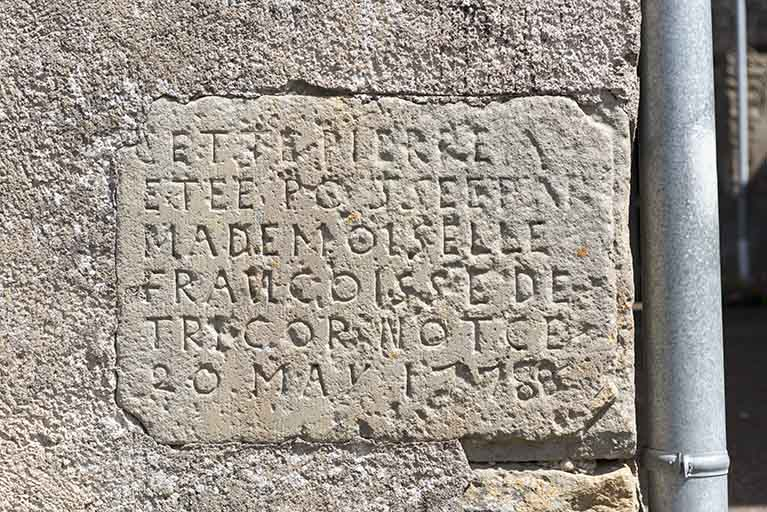 Inscription de fondation sur la maison 9 rue des Marronniers, par Françoise de Tricornot 20 may 1778   © Sonia Dourlot / Région Bourgogne-Franche-Comté, Inventaire du patrimoine - 2016