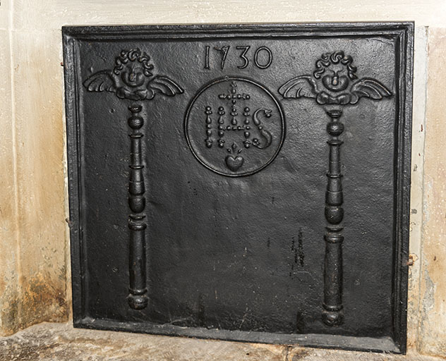 Détail : plaque de cheminée (1730), 10 rue du Moulin. © Sonia Dourlot / Région Bourgogne-Franche-Comté, Inventaire du patrimoine - 2016