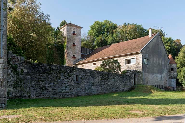 Vue des bâtiments de l'ancienne écurie du château et du mur d'enceinte de la basse-cour © Sonia Dourlot / Région Bourgogne-Franche-Comté, Inventaire du patrimoine - 2016 Vue des bâtiments de l'ancienne écurie du château et du mur d'enceinte de la basse-cour © Sonia Dourlot / Région Bourgogne-Franche-Comté, Inventaire du patrimoine - 2016