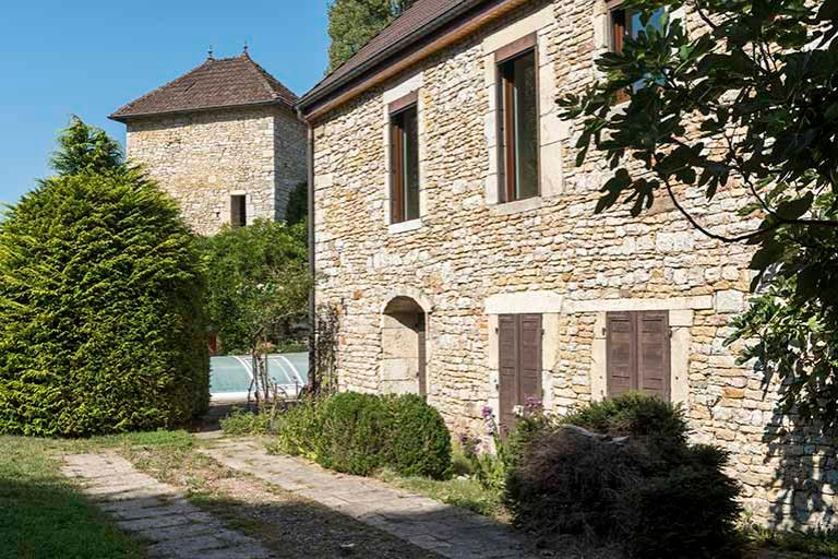 Vue des anciens communs du château et de la tour sur le mur d'enceinte © Sonia Dourlot / Région Bourgogne-Franche-Comté, Inventaire du patrimoine - 2016 Vue des anciens communs du château et de la tour sur le mur d'enceinte © Sonia Dourlot / Région Bourgogne-Franche-Comté, Inventaire du patrimoine - 2016