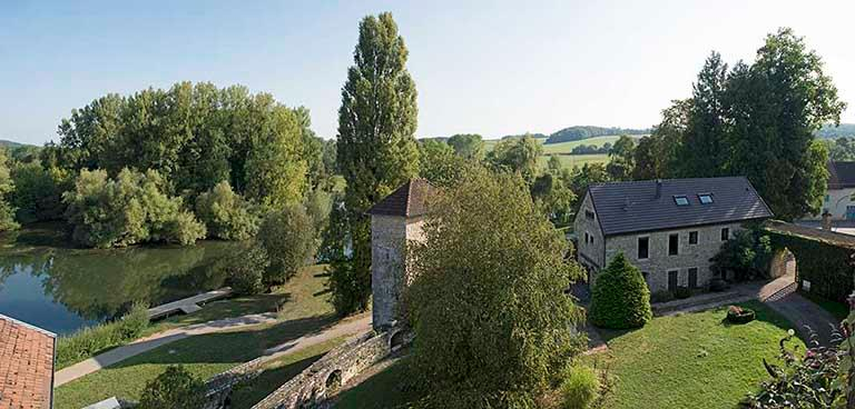 Vue des communs dans la basse-cour et de la véloroute le long de la Saône © Sonia Dourlot / Région Bourgogne-Franche-Comté, Inventaire du patrimoine - 2016 Vue des communs dans la basse-cour et de la véloroute le long de la Saône © Sonia Dourlot / Région Bourgogne-Franche-Comté, Inventaire du patrimoine - 2016