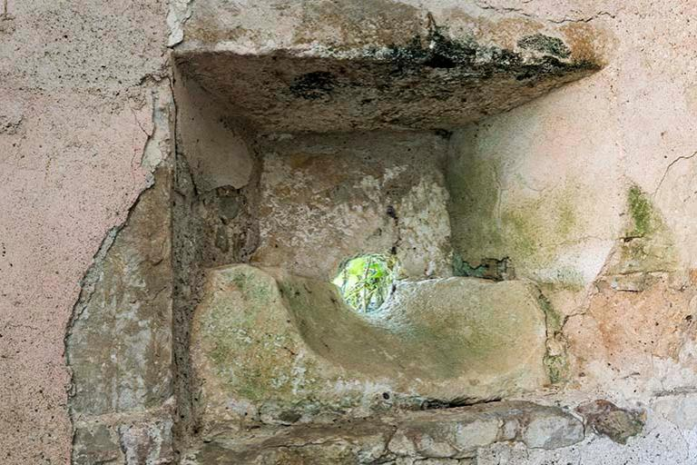 Tour sur le mur d'enceinte entre les deux cours, détail intérieur d'une meurtrière © Sonia Dourlot / Région Bourgogne-Franche-Comté, Inventaire du patrimoine - 2016 Tour sur le mur d'enceinte entre les deux cours, détail intérieur d'une meurtrière © Sonia Dourlot / Région Bourgogne-Franche-Comté, Inventaire du patrimoine - 2016