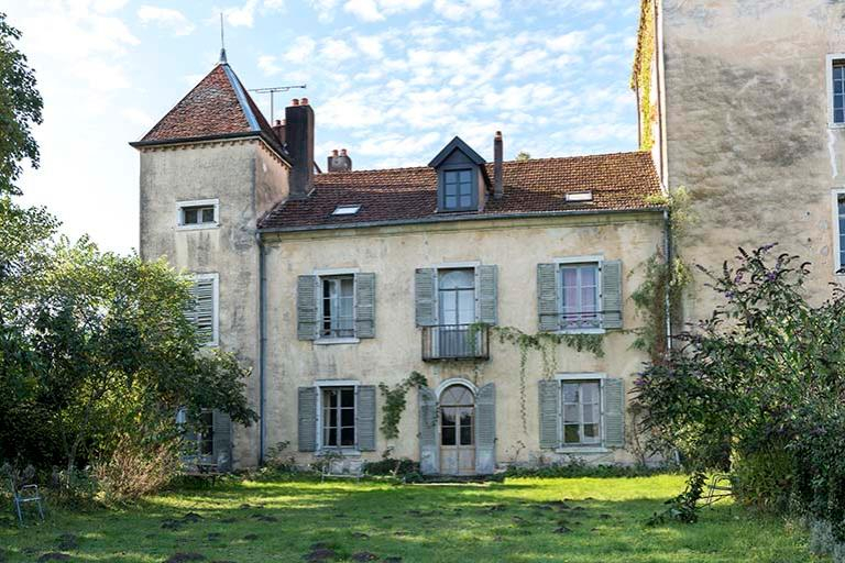 Le corps central du logis et la tour Sud-Est, depuis la cour haute © Sonia Dourlot / Région Bourgogne-Franche-Comté, Inventaire du patrimoine - 2016 Le corps central du logis et la tour Sud-Est, depuis la cour haute © Sonia Dourlot / Région Bourgogne-Franche-Comté, Inventaire du patrimoine - 2016