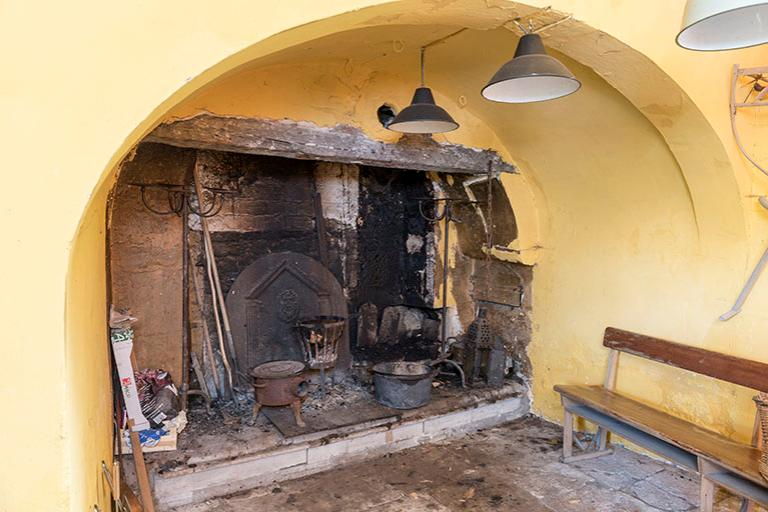 Cheminée et four à pain, rez-de-chaussée du donjon. © Sonia Dourlot / Région Bourgogne-Franche-Comté, Inventaire du patrimoine - 2016 Cheminée et four à pain, rez-de-chaussée du donjon. © Sonia Dourlot / Région Bourgogne-Franche-Comté, Inventaire du patrimoine - 2016