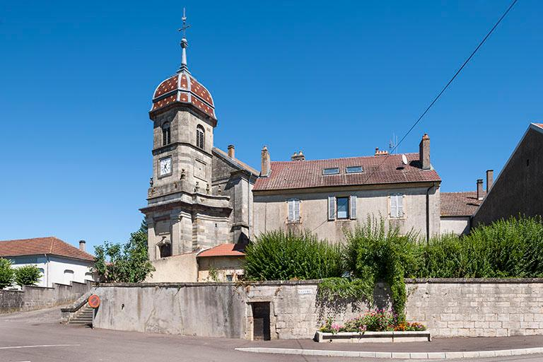 L'église, le presbytère et son jardin et la fontaine de la Cure au premier plan. © Jérôme Mongreville / Région Bourgogne-Franche-Comté, Inventaire du patrimoine - 2016