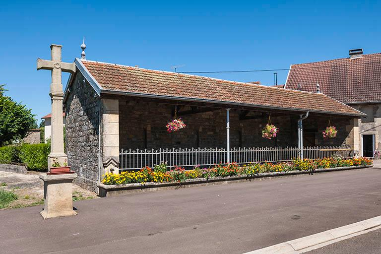 Lavoir communal construit en 1910, calvaire, le long de la route de Fouchécourt. © Jérôme Mongreville / Région Bourgogne-Franche-Comté, Inventaire du patrimoine - 2016
