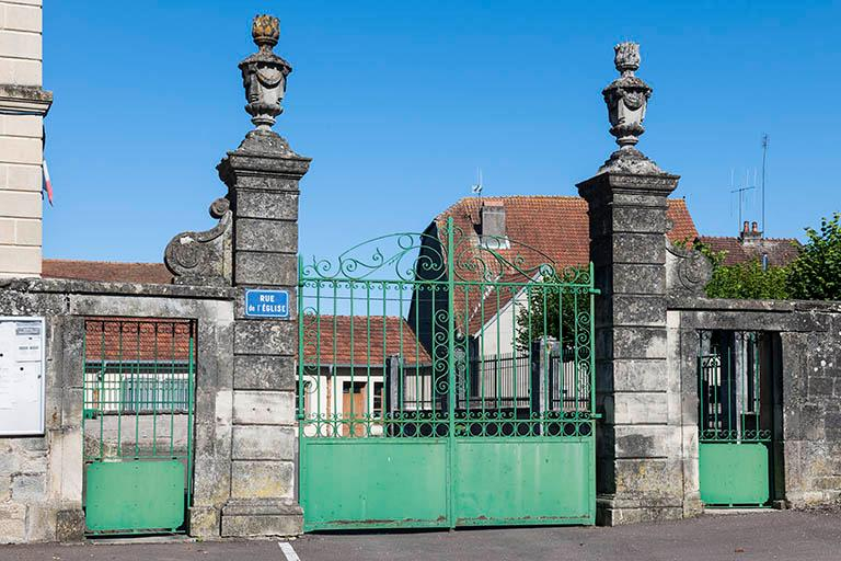 Portail d'entrée de la mairie. © Jérôme Mongreville / Région Bourgogne-Franche-Comté, Inventaire du patrimoine - 2016