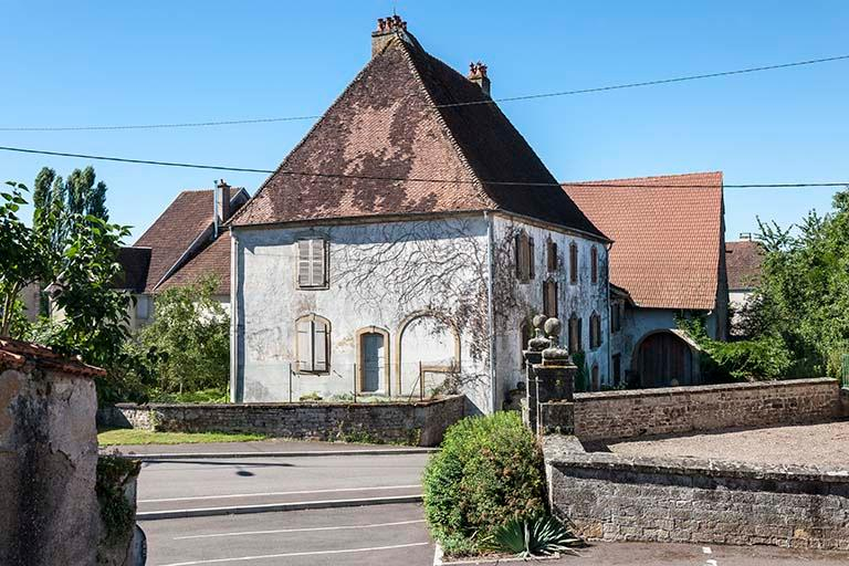 Vue de la demeure depuis la rue de l'Eglise. © Jérôme Mongreville / Région Bourgogne-Franche-Comté, Inventaire du patrimoine - 2016