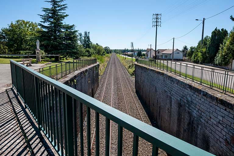 La voie ferrée de la ligne Paris-Bâle traverse le village. © Jérôme  Mongreville (reproduction) / Région Bourgogne-Franche-Comté, Inventaire du patrimoine - 2016