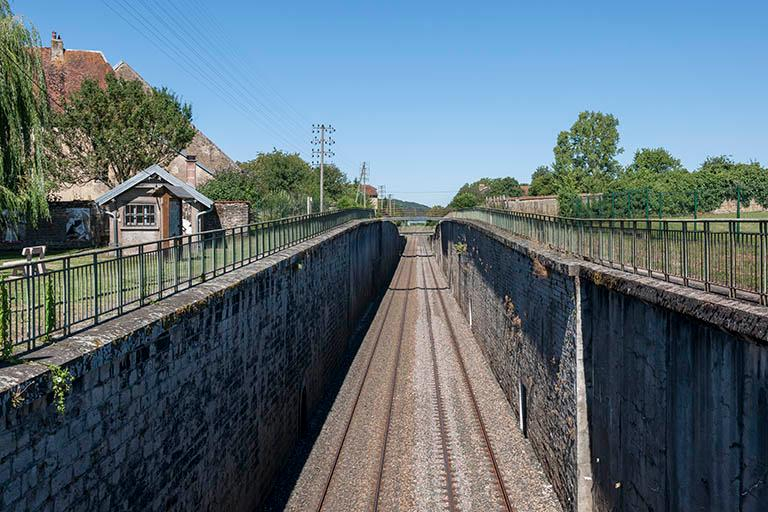 La ligne de chemin de fer Paris-Bâle qui traverse le village, la distillerie sur la gauche. © Jérôme Mongreville / Région Bourgogne-Franche-Comté, Inventaire du patrimoine - 2016