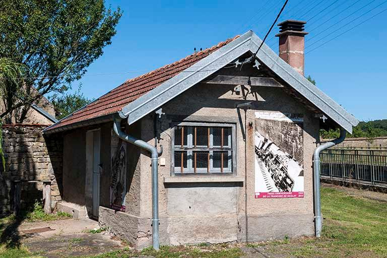 Ancienne distillerie du village, située à l'embranchement de la Grande rue et de la voie ferrée. © Jérôme Mongreville / Région Bourgogne-Franche-Comté, Inventaire du patrimoine - 2016