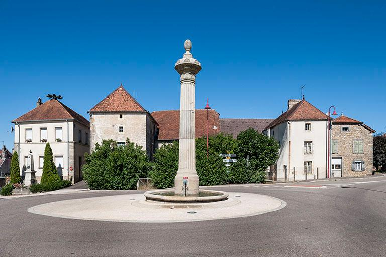 Place de la Résistance, fontaine-colonne. Alignement de maisons, ancienne maison commune, deux fermes en L symétriques. © Jérôme Mongreville / Région Bourgogne-Franche-Comté, Inventaire du patrimoine - 2016