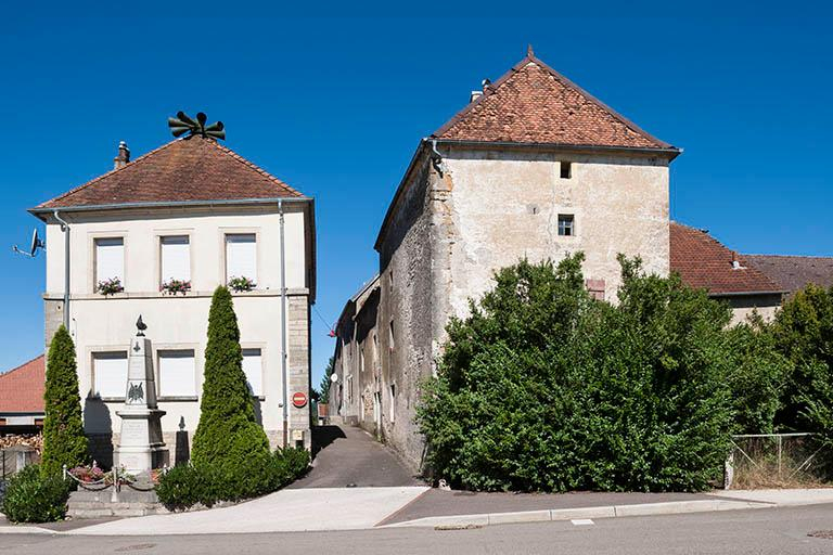 Ancienne maison commune: mairie et école des garçons de 1840 à 1935. Monument aux morts devant sa façade. © Jérôme Mongreville / Région Bourgogne-Franche-Comté, Inventaire du patrimoine - 2016